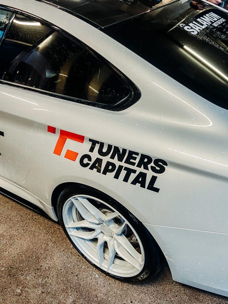 BMW M4 z logotipom Tuners Capital
